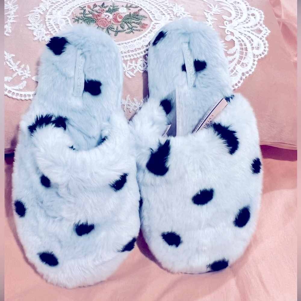 Victoria's Secret Blue and black Fuzzy Slippers NWT